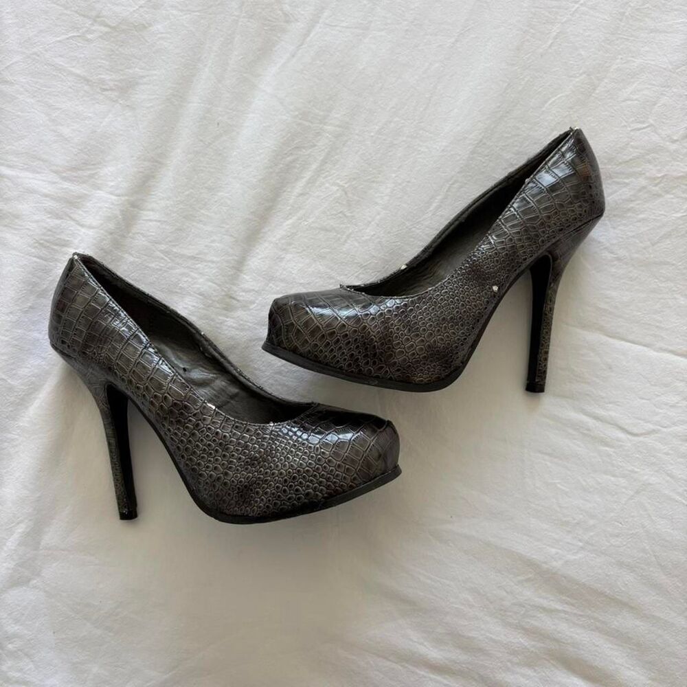 Wet-seal Women's Grey and Brown Courts